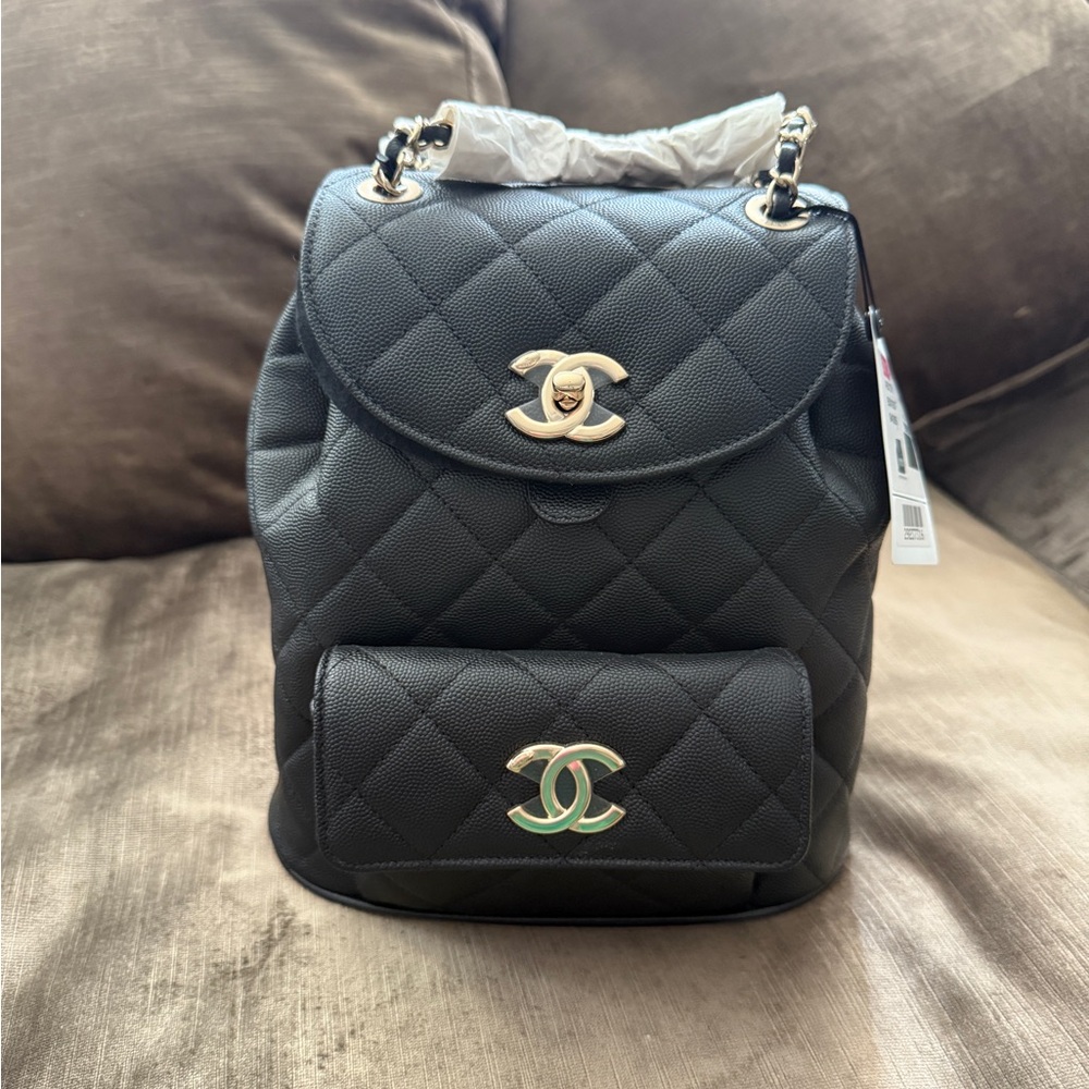 ✨BRAND NEW ✨💯 % AUTHENTIC CHANEL CAVIAR LEATHER WITH GOLD HARDWARE